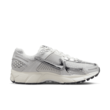 Nike Zoom Vomero 5 Photon Dust Metallic Silver (W) Photon Dust / Chrome / Gridiron / Sail (FD0884-025)