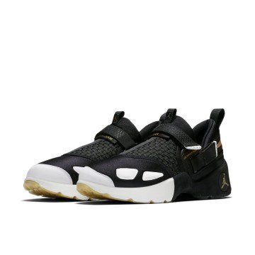 Jordan Trunner LX ‘BHM’ (909408-032)