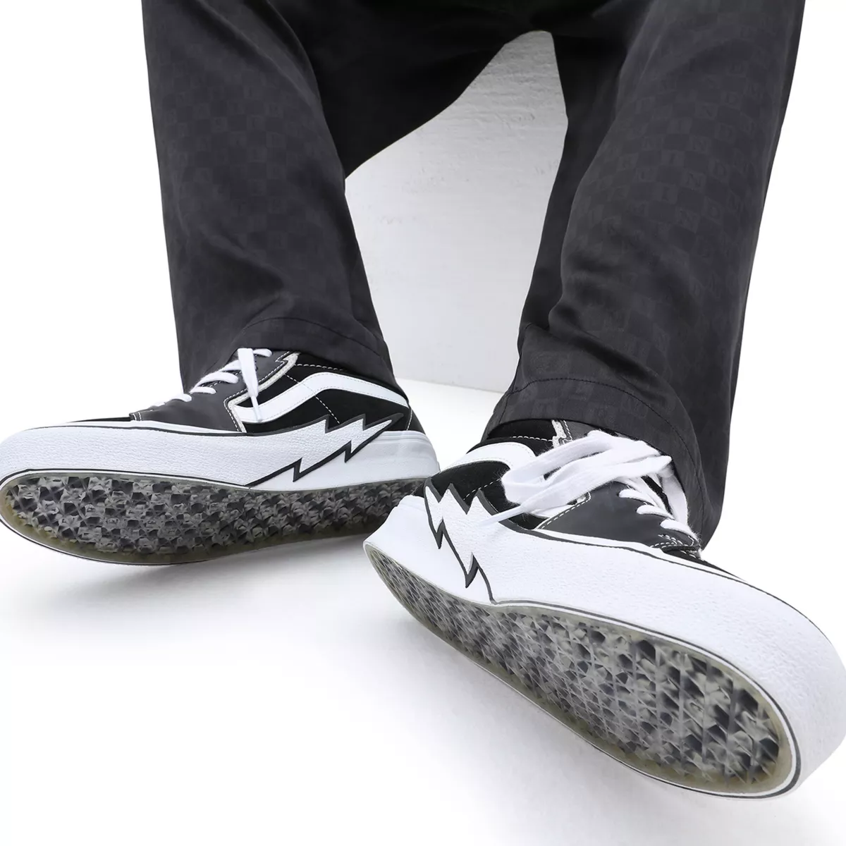 VANS Vault By Vans X Mastermind World Sk8-hi Bolt Lx Zwart (VN0007PSBLK)