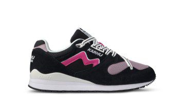 Karhu Synchron Classic – Jet Black / Cabaret (F802660)