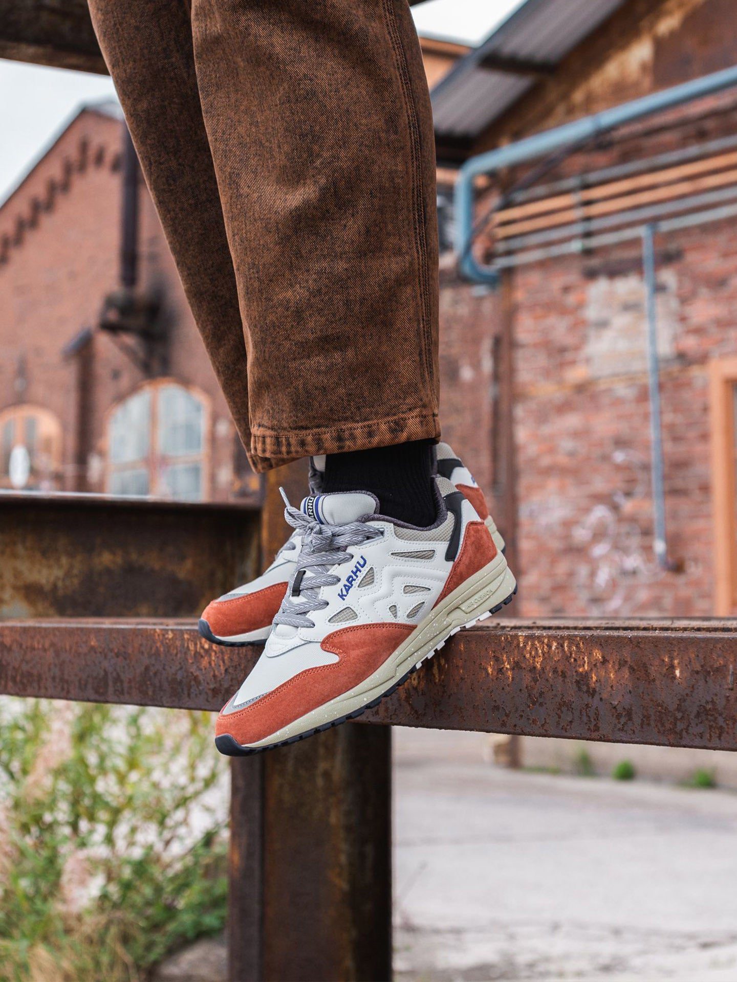 Karhu Legacy 96 – Apricot Brandy / Bright White (F806027)