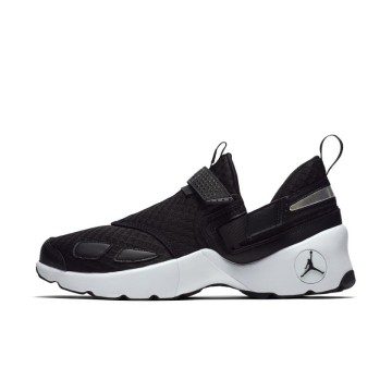 Jordan Trunner LX Black White Sole (897992-011)