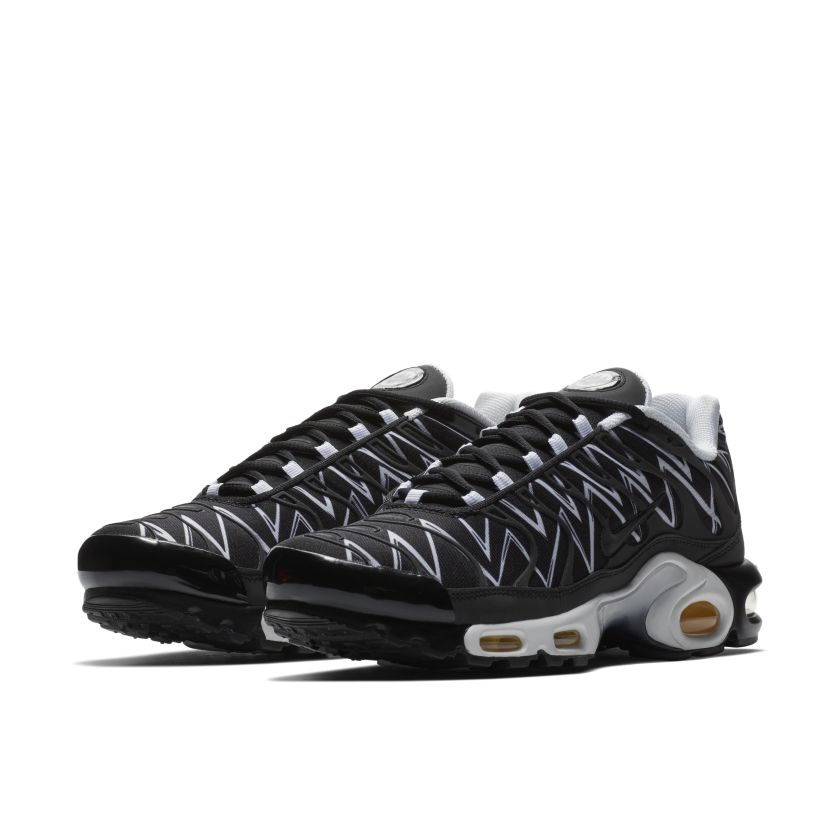 nike air max plus shark black
