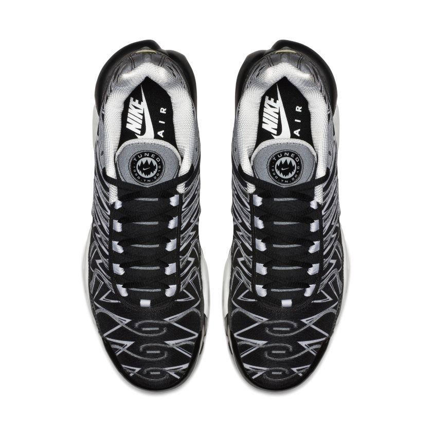 nike air max plus shark black