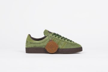 adidas <u><i><b>adidas</b> 2014:</i></u> Der <b><i>Ardwick SPZL</i></b> – dieser wurde 2014 in einer Auflage von 500 Paaren in Zusammenarbeit mit dem Manchester-Händler <i>OiPolloi</i> als Teil der ersten SPZL-Kollektion überhaupt eingeführt. Sie schufen über Nacht Warteschlangen vor dem Geschäft und erfreuen sich seitdem großer Beliebtheit bei adidas-Sammlern. Diese Jubiläumsversion verfügt über eine angepasste Form, eine überarbeitete T-Zehe, ein neues Zungen-Branding, Flockstreifen mit einem überarbeiteten schokoladenbraunen Rand (bei der Veröffentlichung von 2014 war er schwarz) im Kontrast zur mittlerweile ikonischen moosgrünen Farbgebung. Das Obermaterial bleibt der Originalversion von 2014 treu und besteht aus umgekehrtem Leder, wodurch die Farbe von Paar zu Paar individuell schwankt. “Olive/Moss / Gum” (IH2146)