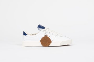 adidas <u><i><b>adidas</b> 2016:</i></u> Der <b><i>Lacombe SPZL</i></b> wird in den Farben Weiß, Kreideweiß und Dunkelblau zurückgebracht. Sie umfassen eine Reihe neuer Funktionen, darunter eine atmungsaktive Mesh-Zunge mit Lackleder-Branding und einen Wildleder-Zehenschutz – eine Hommage an die reiche Geschichte von adidas im Bereich Turnschuh. “White/Navy / Gum” (IG8938)