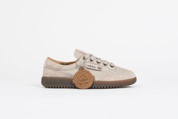 adidas <u><i><b>adidas</b> 2017:</i></u> Der <b><i>Garwen SPZL</i></b>, eine Silhouette, die ursprünglich von den Freizeitschuhen von <i>adidas Brisbane</i> inspiriert wurde, wird in den Farben Hellbraun, Kitt und Gummi aktualisiert. Das Obermaterial besteht aus Leder mit passenden Wildlederakzenten sowie Perforationen an der Zehenbox und einem <i>Trefoil</i>-Logo aus Metall. “Warm Grey/Gum” (IG6563)