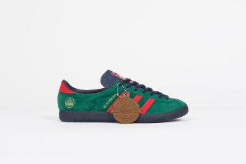 adidas <u><i><b>adidas</b> 2019:</i></u> Der <b><i>Blackburn SPZL</i></b> – ein Schuh, bei dessen erster Veröffentlichung im Jahr 2019 die Leute über Nacht Schlange standen. Diese überarbeitete Version kombiniert zwei frühere Iterationen der ursprünglichen <i>Blackburn SPZL- und Blackburn Ewood SPZL-Silhouetten</i> und verfügt über ein Obermaterial aus waldgrünem Wildleder und eine Zunge in Nachtblau und Flockstreifen. Vervollständigt werden die Schuhe mit Goldfoliendrucken der <i>Lancashire-Rose</i> und dem <i>SPZL Mod Trefoil</i>. “Forest Green/Red / Navy” (IH2139)