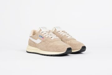 Autry <b><i>Autrys Reelwind</i></b> verbindet 80er-Jahre-Nostalgie mit moderner Leistung. Dieser elegante Sneaker kombiniert Wildleder und strapazierfähiges Nylon für Stil und Funktion. Mit einer leichten Phylon-Außensohle und ikonischen Details ist er die perfekte Kombination aus Komfort und Retro-Charme. “Sand/Crack White” (WWLM-NC08-WHTPEP)