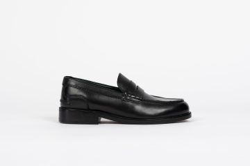 Clarks Der <b><i>Clarks Craft James Lo</i></b> Premium-Loafer verbindet eleganten Casual-Stil mit anspruchsvoller Handwerkskunst. Dieser Slipper hat ein glattes Obermaterial aus schwarzem Leder und ein luxuriöses, dunkelgrünes Lederfutter für Atmungsaktivität und Eleganz. Seine Haltbarkeit wird durch eine robuste Laufsohle aus italienischem Leder erhöht, die mit Blake-Nähten für Flexibilität und Komfort gefertigt wurde. Die Liebe zum Detail ist offensichtlich, einschließlich eines Marken-Staubbeutels für erstklassige Pflege und Aufbewahrung. “Black Leather” (26178569-BLK)