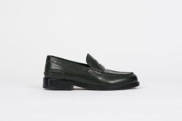 Clarks Der hochwertige Slipper <b><i>Clarks Craft James Lo</i></b> verbindet eleganten Freizeitstil mit anspruchsvoller Handwerkskunst. Dieser Slipper hat ein elegantes Obermaterial aus dunkelgrünem Leder, einen Spann mit Krokodilprägung und ein luxuriöses, dunkelgrünes Lederfutter für Atmungsaktivität und Eleganz. Seine Haltbarkeit wird durch eine robuste Laufsohle aus italienischem Leder erhöht, die mit Blake-Nähten für Flexibilität und Komfort gefertigt wurde. Die Liebe zum Detail ist offensichtlich, einschließlich eines Marken-Staubbeutels für erstklassige Pflege und Aufbewahrung. “Dark Green” (26179695-DGRN)