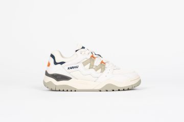 Karhu Das <b><i>KARHU Fusion XT ‘CROSS-TRAINING’</i></b> Pack ist inspiriert von den KARHU XT der Mitte der 90er Jahre und ihren Cross-Training-Wurzeln. Es verfügt über das ikonische <i>M-Logo</i> und Seitenpaneele des Fusion von 1996, ein spezialisiertes Obermaterial mit Fersenstabilisator, fester Zunge und das <i>Twin System Air Cushion</i> für Komfort. Die Vollgummisohle verbessert den Halt und ehrt das Cross-Training-Erbe. “White/Grey / Navy” (F850002)