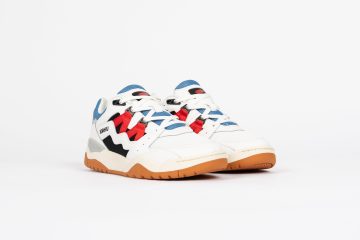 Karhu Das <b><i>KARHU Fusion XT ‘CROSS-TRAINING’</i></b> Pack ist inspiriert von den KARHU XT der Mitte der 90er Jahre und ihren Cross-Training-Wurzeln. Es verfügt über das ikonische <i>M-Logo</i> und Seitenpaneele des Fusion von 1996, ein spezialisiertes Obermaterial mit Fersenstabilisator, fester Zunge und das <i>Twin System Air Cushion</i> für Komfort. Die Vollgummisohle verbessert den Halt und ehrt das Cross-Training-Erbe. “White/Red / Black” (F850001)