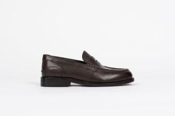 Clarks Der hochwertige Slipper <b><i>Clarks Craft James Lo</i></b> verbindet eleganten Freizeitstil mit anspruchsvoller Handwerkskunst. Dieser Slipper hat ein elegantes Obermaterial aus dunkelgrünem Leder, einen Spann mit Krokodilprägung und ein luxuriöses, dunkelgrünes Lederfutter für Atmungsaktivität und Eleganz. Seine Haltbarkeit wird durch eine robuste Laufsohle aus italienischem Leder erhöht, die mit Blake-Nähten für Flexibilität und Komfort gefertigt wurde. Die Liebe zum Detail ist offensichtlich, einschließlich eines Marken-Staubbeutels für erstklassige Pflege und Aufbewahrung. “Dark Brown” (26180317-DKBR)