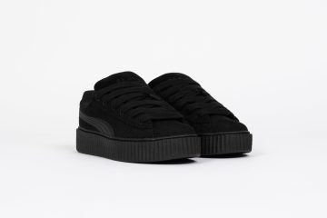 Puma Der <b><i>FENTY x PUMA Creeper Phatty</i></b> von <b><i>Rihanna</i></b> ist aus weichem <i>Cord</i> und <i>Wildleder</i> gefertigt und mit goldenen Lace-Tips und der klassischen Creeper-Sohle ausgestattet. Erhältlich in Triple-Black, bietet er eine stilvolle und bequeme Ergänzung für deine tägliche Garderobe. “Black” (399870-03)