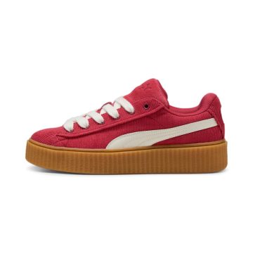 Puma Der <b><i>FENTY x PUMA Creeper Phatty</i></b> von <b><i>Rihanna</i></b> ist aus weichem <i>Cord</i> und <i>Wildleder</i> gefertigt und mit goldenen Lace-Tips und der klassischen Creeper-Sohle ausgestattet. Erhältlich in klassischem Rot und Weiß, bietet er eine stilvolle und bequeme Ergänzung für deine tägliche Garderobe. “Red/White / Gum” (399870-04)