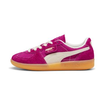 Puma Der <b><i>Puma Palermo Vintage</i></b>, direkt aus ihren Archiven, ist ein klassischer Terrace Schuh, der erstmals in den 80er Jahren erschien. Er verfügt über eine charakteristische T-Toe, eine klassische Gum-sohle und ein Textilobermaterial mit Wildlederüberzügen an Zehen, Ösen und Ferse. Der Schuh verfügt außerdem über ein Mesh-Futter, ein Zungenfutter aus Wildleder, einen Puma-Formstrip aus Wildleder und ein unverwechselbares Puma-Branding. “Megenta/Ivory / Gum” (396841-07)