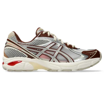ASICS SportStyle Die Collaboration zwischen <b><i>ASICS SportStyle x Above The Clouds</i></b> stellt den <i>GT-2160</i> vor, die vom japanischen Ahornbaum inspiriert sind. Dieses Design zeichnet sich durch eine kuratierte Mischung aus <i>halbtransparentem Ripstop-Mesh</i> und auffälligen metallischen Overlays aus und verleiht ihm einen einzigartigen Streetwear-Look. Unter dem Fuß sorgt eine leuchtend rote <i>GEL-Dämpfung</i> für mehr Komfort, ergänzt durch eine <i>TRUSSTIC-Platte</i> für Traktion und Fußgewölbeunterstützung. Als Hommage an die <i>GT-2000</i>-Serie aus den frühen 2010er Jahren behält der GT-2160 die ikonische, schlanke Ästhetik und die wellenförmige Vorderfußform des traditionellen Trainers bei. Die segmentierte Mittelsohlenstruktur und die Einsätze mit GEL-Technologie vervollständigen den Look und verbinden eine industrielle Ästhetik mit fortschrittlichen Dämpfungseigenschaften. “Cream/Brown / Silver” (1203A654-100)