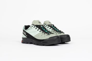 Salomon Der <b><i>Salomon X-ALP Leather</i></b> wirft ein Licht auf Salomons Bergsteigergeschichte und verbindet schützende Details mit funktionalen Merkmalen. Er ist aus hochwertigem Wildleder und Canvas gefertigt und verfügt über eine gummierte Zehenpartie und ein seitliches, genähtes Powerband für zusätzlichen Schutz. Er basiert auf dem <i>3D Edging Chassis™</i> und sorgt für seitliche Stabilität und Vorfußbeweglichkeit, wodurch er sich ideal für abwechslungsreiche Landschaften eignet. “Mint/Black” (L47596100)