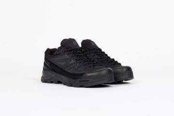 Salomon Der <b><i>Salomon X-ALP Leather</i></b> wirft ein Licht auf Salomons Bergsteigergeschichte und verbindet schützende Details mit funktionalen Merkmalen. Er ist aus hochwertigem Wildleder und Canvas gefertigt und verfügt über eine gummierte Zehenpartie und ein seitliches, genähtes Powerband für zusätzlichen Schutz. Er basiert auf dem <i>3D Edging Chassis™</i> und sorgt für seitliche Stabilität und Vorfußbeweglichkeit, wodurch er sich ideal für abwechslungsreiche Landschaften eignet. “Black” (L47596300)