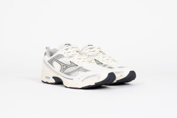 Mizuno Das <b><i>Mizuno MXR OG ‘SPORTS PACK’</i></b>, ein Neuzugang in der Kategorie Sportstyle, verbindet Retro-Tech-Vibes mit der Laufästhetik der 2000er Jahre. Inspiriert von Mizunos <i>Maximizer</i> zeigt es deren Balance aus Tradition und Innovation. Mit tonalen Farben, aufwendigen Overlays und fortschrittlicher Verarbeitung. Der MXR Sport, erhältlich in schwarz mit weißem Air Mesh und silbernen Kunstleder Overlays und dem geprägten Runbird-Logo. “White/Grey / Silver” (D1GA2451-03)