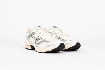 Mizuno Das <b><i>Mizuno MXR OG ‘SPORTS PACK’</i></b>, ein Neuzugang in der Kategorie Sportstyle, verbindet Retro-Tech-Vibes mit der Laufästhetik der 2000er Jahre. Inspiriert von Mizunos <i>Maximizer</i> zeigt es deren Balance aus Tradition und Innovation. Mit tonalen Farben, aufwendigen Overlays und fortschrittlicher Verarbeitung. Der MXR Sport, erhältlich in schwarz mit weißem Air Mesh und silbernen Kunstleder Overlays und dem geprägten Runbird-Logo. “White/Beige / Silver” (D1GA2451-04)