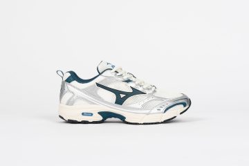 Mizuno Das <b><i>Mizuno MXR OG ‘SPORTS PACK’</i></b>, ein Neuzugang in der Kategorie Sportstyle, verbindet Retro-Tech-Vibes mit der Laufästhetik der 2000er Jahre. Inspiriert von Mizunos <i>Maximizer</i> zeigt es deren Balance aus Tradition und Innovation. Mit tonalen Farben, aufwendigen Overlays und fortschrittlicher Verarbeitung. Der MXR Sport, erhältlich in navy-blau mit weißem Air Mesh und silbernen Kunstleder Overlays und dem geprägten Runbird-Logo. “White/Navy / Silver” (D1GA245102)