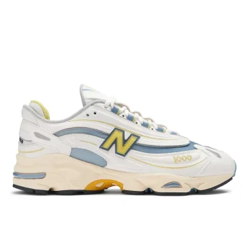 New Balance <h3><i><b>New Balance<br></b></i><i><b>M1000v1 CA</b></i></h3><br>Der New Balance 1000CA in Sea Salt + Heron Blue bringt ein ikonisches Design aus dem Jahr 1999 in modernisierter Form zurück. Mit seiner stromlinienförmigen Silhouette und den aufwendigen Details verkörpert dieser Sneaker den futuristischen Stil der Jahrtausendwende und bleibt bis heute ein echter Hingucker.<br>Das Obermaterial kombiniert Mesh und Leder auf ungewöhnliche Weise: Mesh-Einsätze liegen unter markanten Lederüberlagerungen und sorgen für Atmungsaktivität und Haltbarkeit. Reflektierende Akzente, gestickte Details und das gummierte „N“-Logo mit transparenten Konturen verleihen dem Schuh zusätzlichen Charakter. Die segmentierte Sohle mit ABZORB-Dämpfung in Fersen- und Vorfußbereich bietet optimalen Komfort, während das Stability Web im Mittelfußbereich die Fußgewölbestütze verbessert.<br>Das externe Schnürsystem mit strapazierfähigen Nylon-Ösen sorgt für sicheren Halt und unterstreicht den futuristischen Look…. “White/Blue / Yellow” (M1000CA)