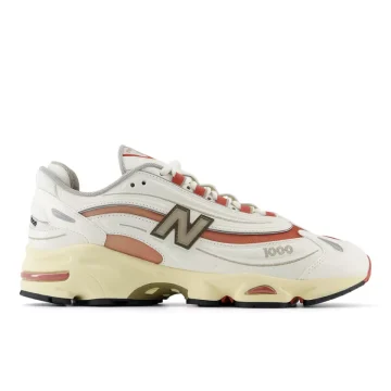New Balance <h3><i><b>New Balance<br>M1000v1 CB</b></i></h3><br>Der New Balance 1000CB in Sea Salt mit Astro Dust bringt einen Klassiker der späten 90er-Jahre zurück und vereint retro-futuristisches Design mit modernem Komfort. Ursprünglich 1999 auf den Markt gebracht, spiegelt dieser Sneaker den Innovationsgeist jener Zeit wider, jetzt aktualisiert mit der markanten Farbgebung Sea Salt und Astro Dust.<br>Das Obermaterial kombiniert Mesh und Leder auf innovative Weise, was nicht nur für Atmungsaktivität, sondern auch für Stabilität sorgt. Reflektierende Details, gestickte Akzente und das gummierte „N“-Logo mit transparenten Konturen verleihen dem Schuh einen modernen Look. Die segmentierte Sohle mit ABZORB-Dämpfung in Fersen- und Vorfußbereich sorgt für hohen Tragekomfort, während das Stability Web im Mittelfußbereich den Fuß stützt und Ermüdungserscheinungen reduziert.<br>Ein besonderes Highlight ist das externe Schnürsystem, das mit robusten Nylon-Ösen für einen sicheren Sitz sorgt. Die Kombi… “White/Rust” (M1000CB)