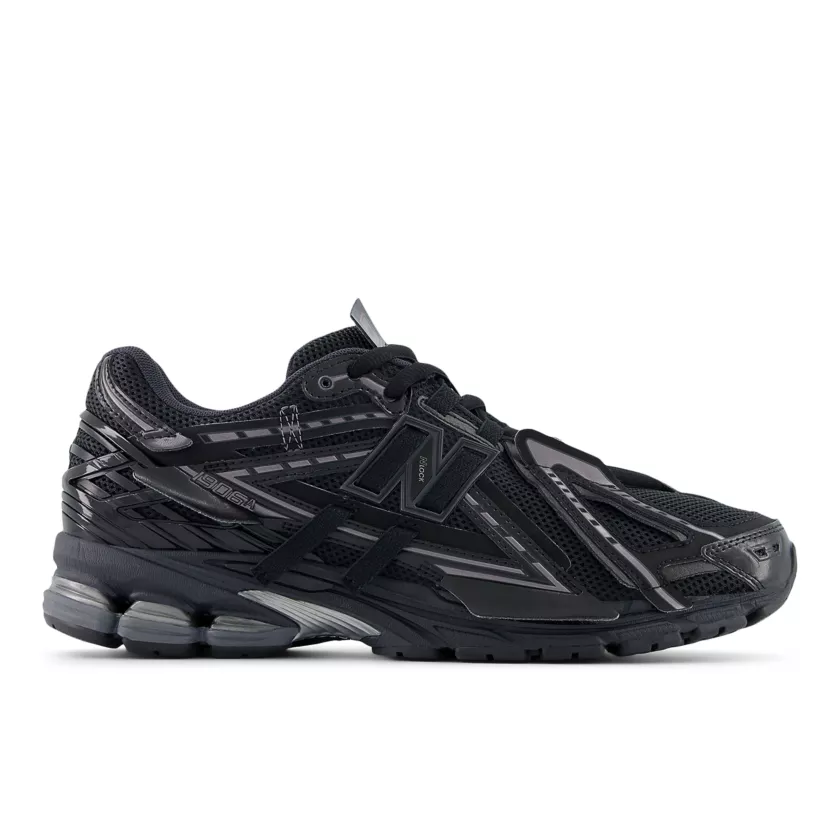 New Balance Der <b><i>New Balance 1906AF ‘TECH EXPLOSION’</i></b> ist eine Weiterentwicklung des ursprünglichen <i>2002R ‘Refined Future’-Packs</i>. Inspiriert von technischen Datenblättern aus den frühen 2000er Jahren ist sein Obermaterial dekonstruiert, um jedes einzigartige Musterstück hervorzuheben. “Black/Anthracite” (M1906AF)