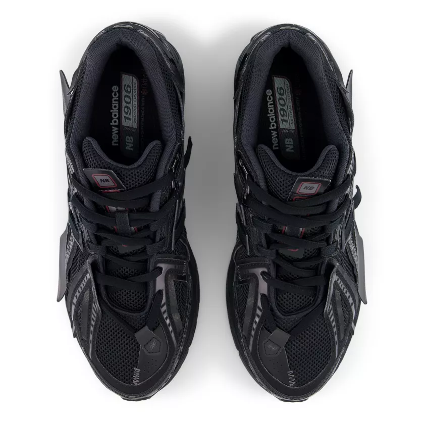 New Balance Der <b><i>New Balance 1906AF ‘TECH EXPLOSION’</i></b> ist eine Weiterentwicklung des ursprünglichen <i>2002R ‘Refined Future’-Packs</i>. Inspiriert von technischen Datenblättern aus den frühen 2000er Jahren ist sein Obermaterial dekonstruiert, um jedes einzigartige Musterstück hervorzuheben. “Black/Anthracite” (M1906AF)