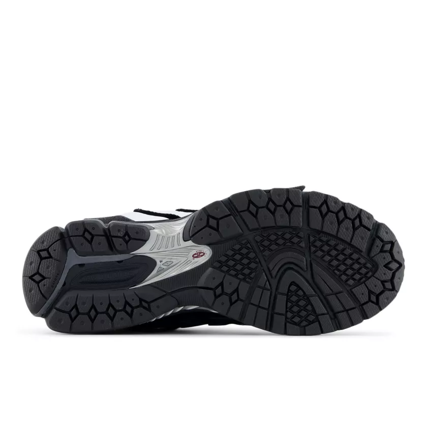 New Balance Der <b><i>New Balance 1906AF ‘TECH EXPLOSION’</i></b> ist eine Weiterentwicklung des ursprünglichen <i>2002R ‘Refined Future’-Packs</i>. Inspiriert von technischen Datenblättern aus den frühen 2000er Jahren ist sein Obermaterial dekonstruiert, um jedes einzigartige Musterstück hervorzuheben. “Black/Anthracite” (M1906AF)