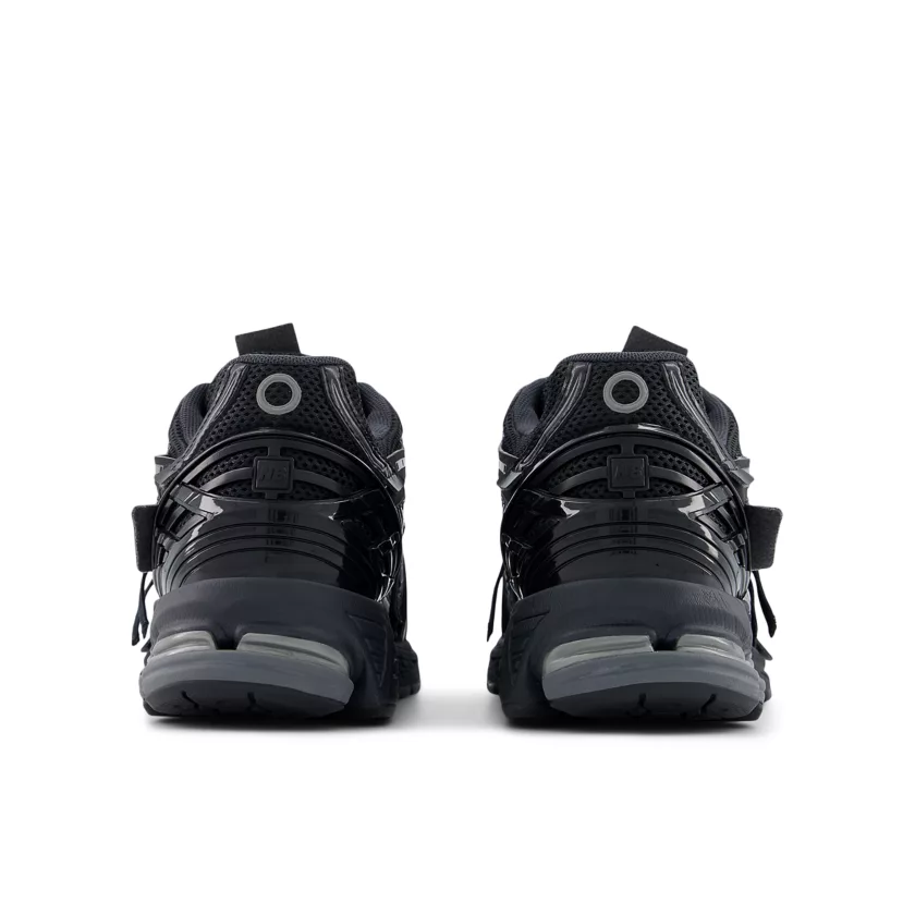 New Balance Der <b><i>New Balance 1906AF ‘TECH EXPLOSION’</i></b> ist eine Weiterentwicklung des ursprünglichen <i>2002R ‘Refined Future’-Packs</i>. Inspiriert von technischen Datenblättern aus den frühen 2000er Jahren ist sein Obermaterial dekonstruiert, um jedes einzigartige Musterstück hervorzuheben. “Black/Anthracite” (M1906AF)