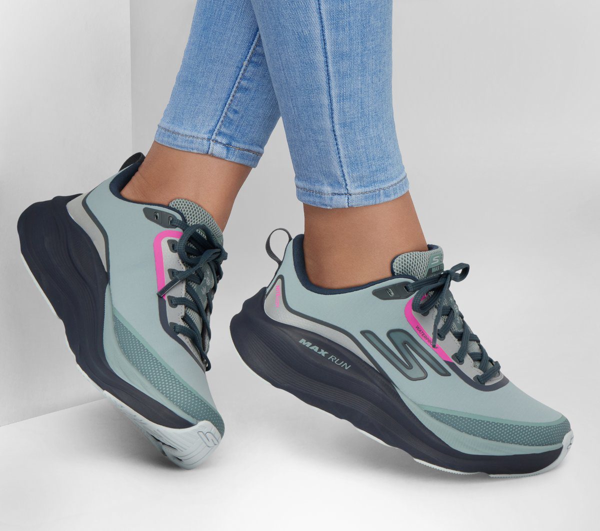 Skechers Waterproof: Max Cushioning Max Run – Vorteza – Leigrijs (129203-SLT)